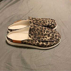 Women’s size 9 slides